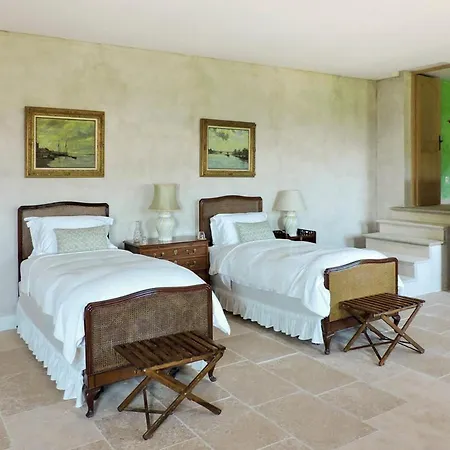Villa Sleeps 22 With Pool